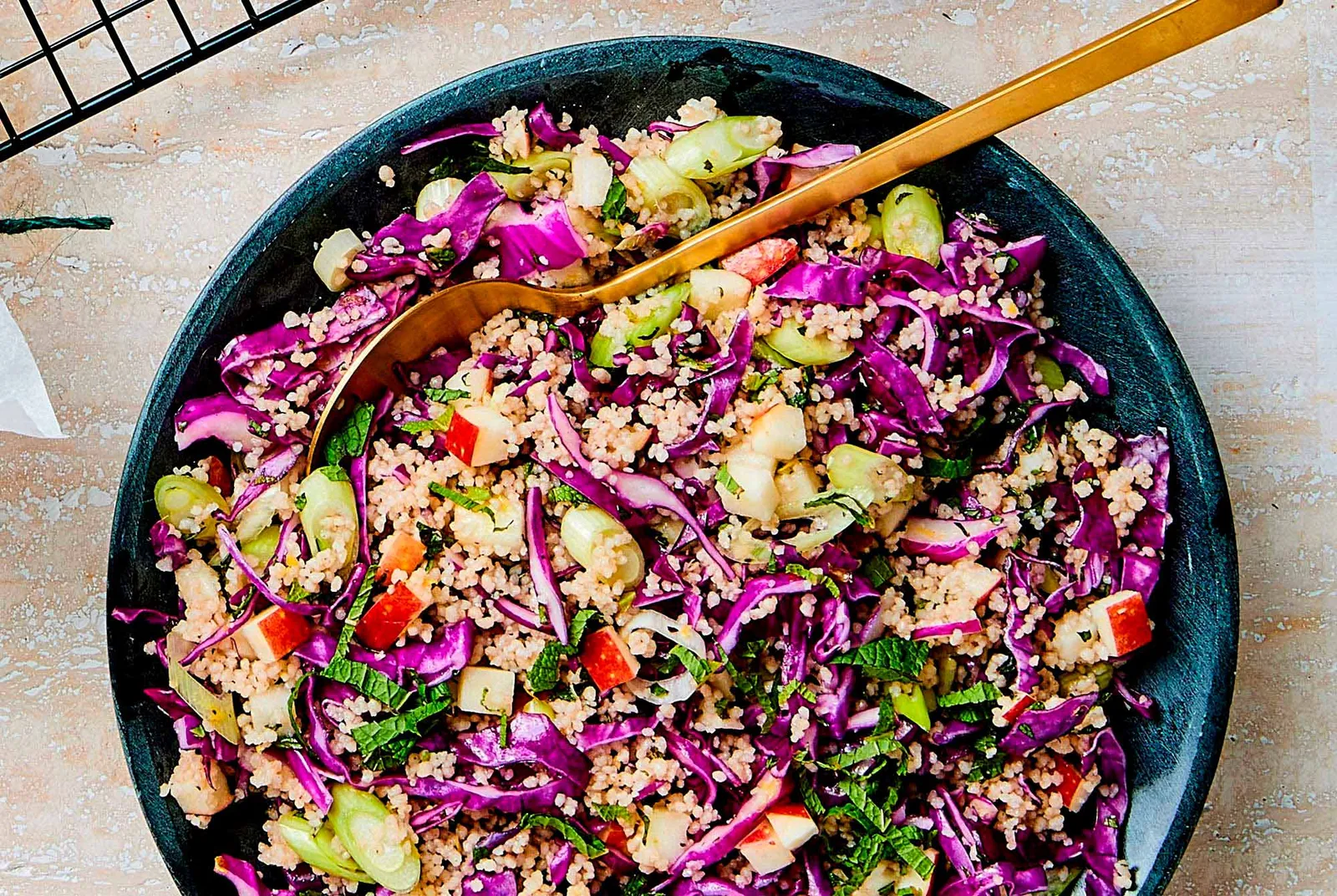 Nem couscous salat med dressing og mynte