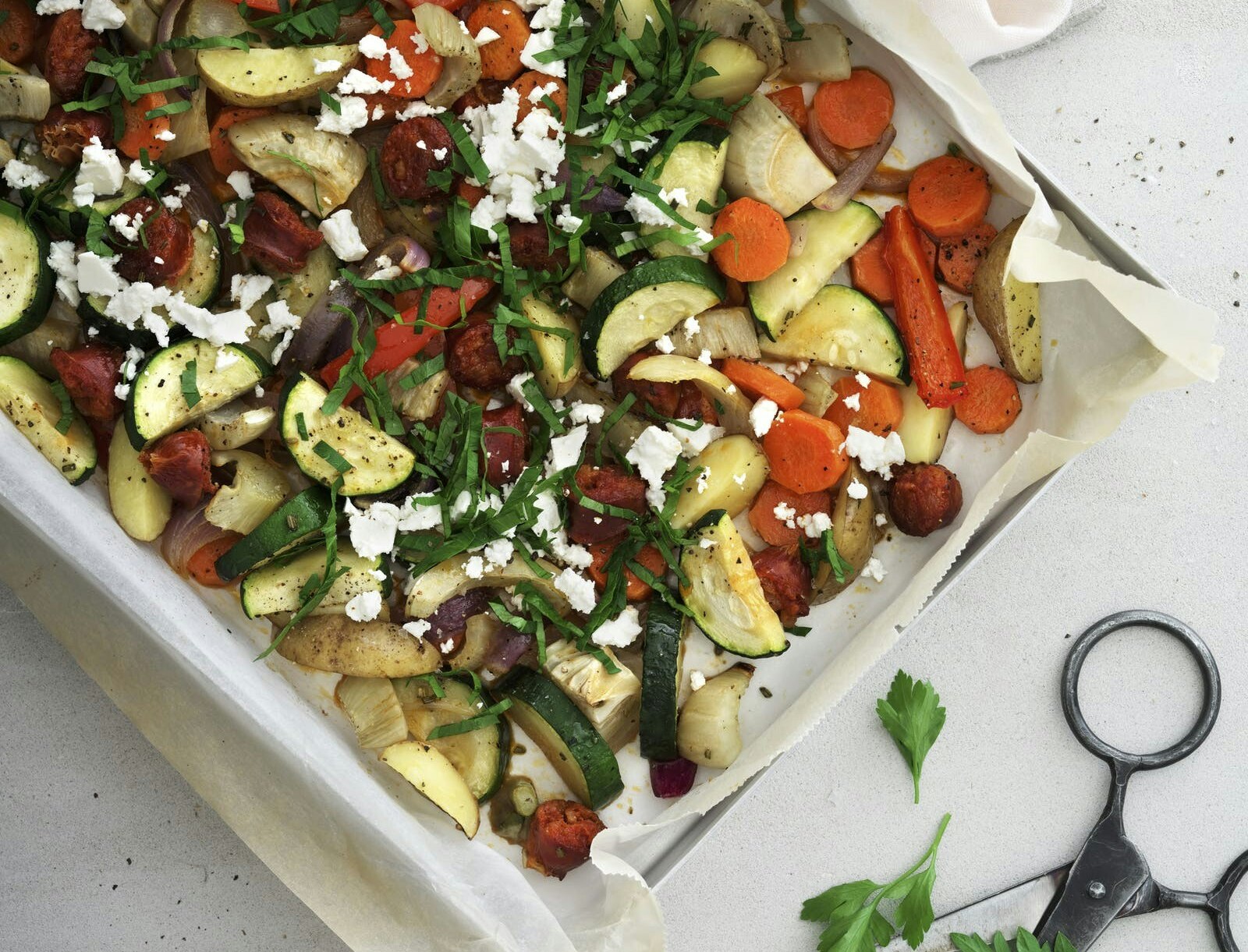 Bagte grøntsager med chorizo og feta