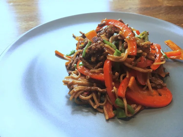 Wok med hakket oksekød og nudler