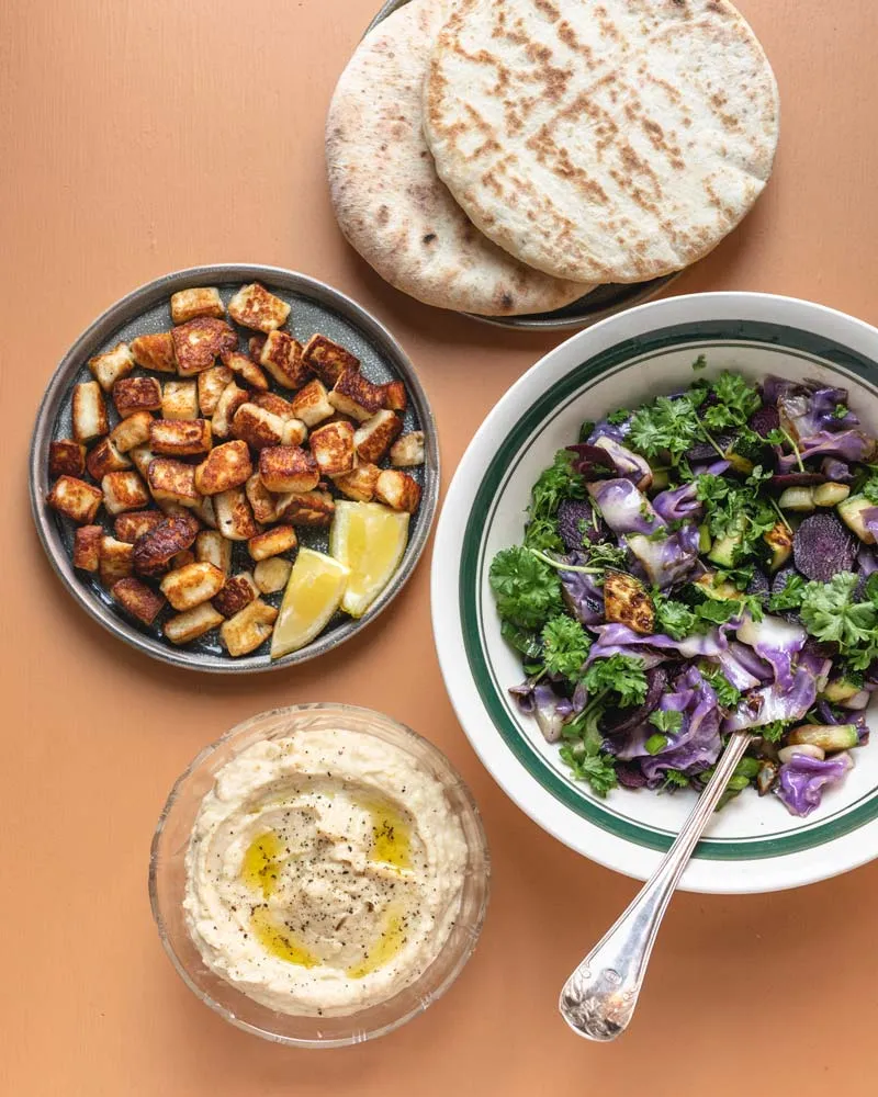 Pitabrød med halloumi, stegte grøntsager og hvid bønnecreme