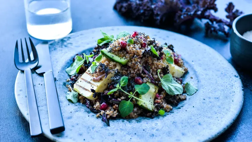Stegt halloumi og couscoussalat med granatæble, agurk og rødløg