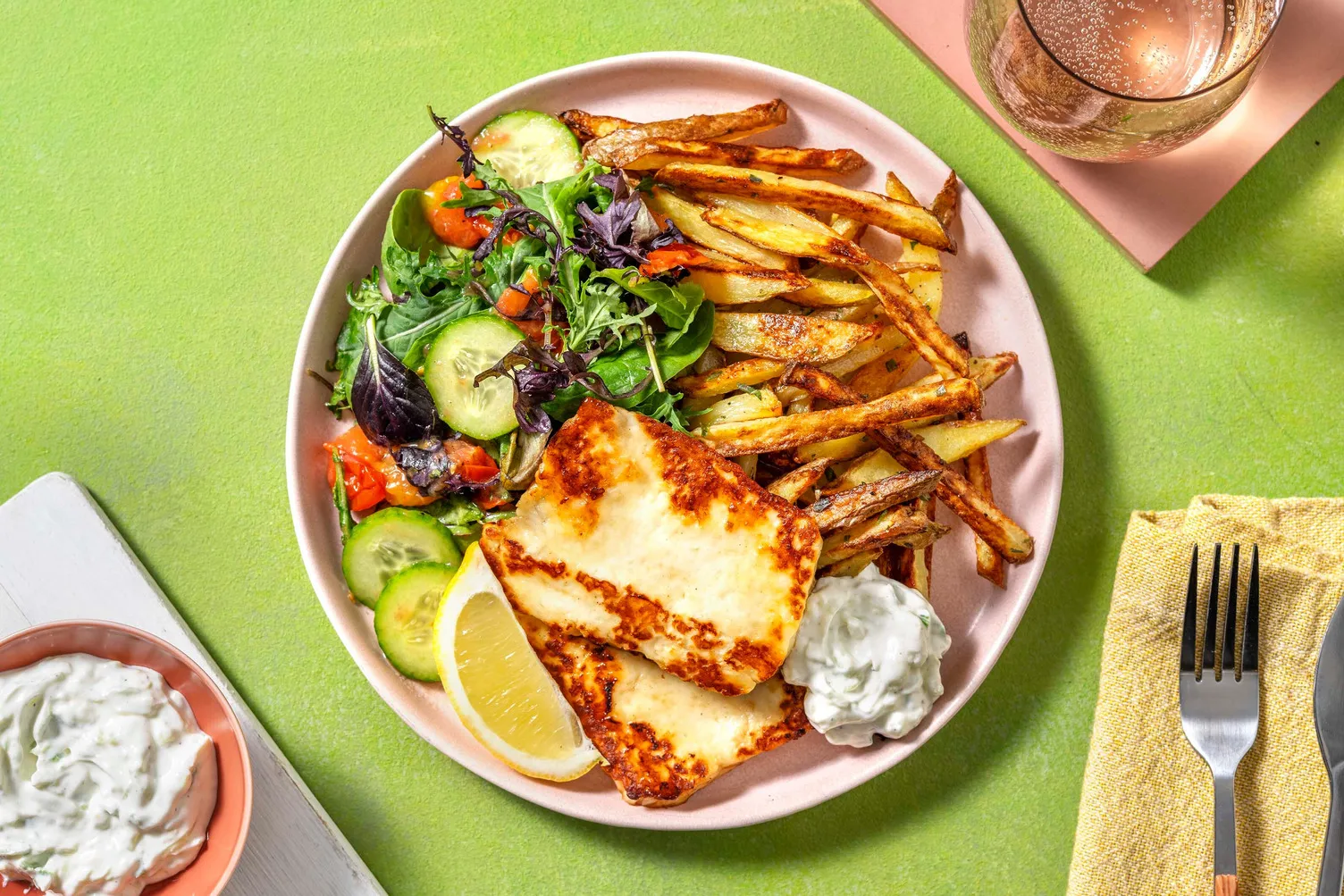 Honningstegt halloumi med oreganokrydrede fritter og mild tzatziki