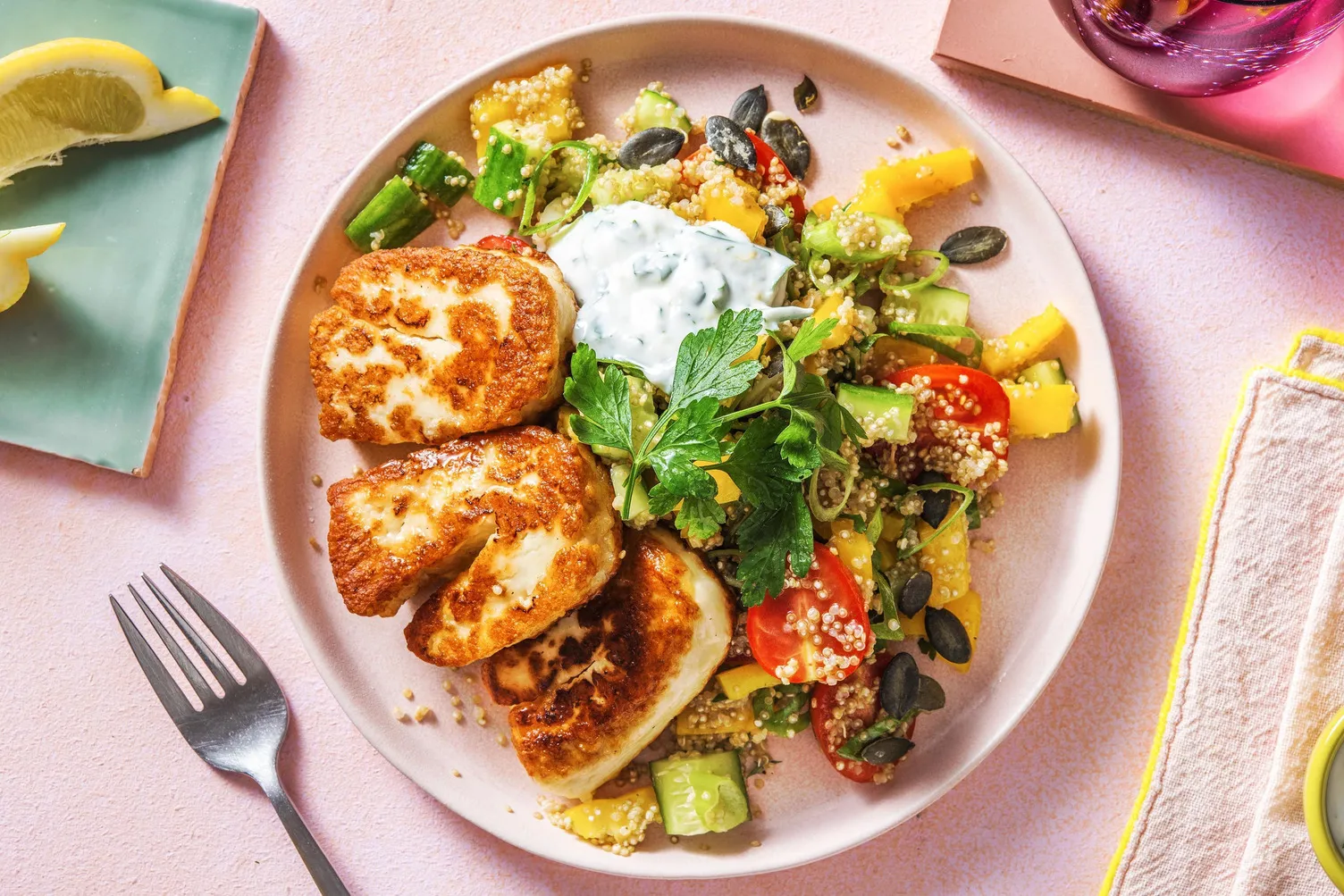 Quinoasalat med halloumi, cherrytomater og persille