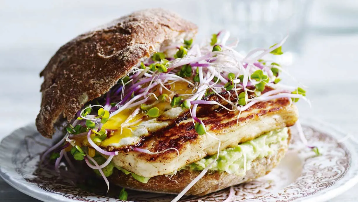 Halloumi-burger med avocado og løg