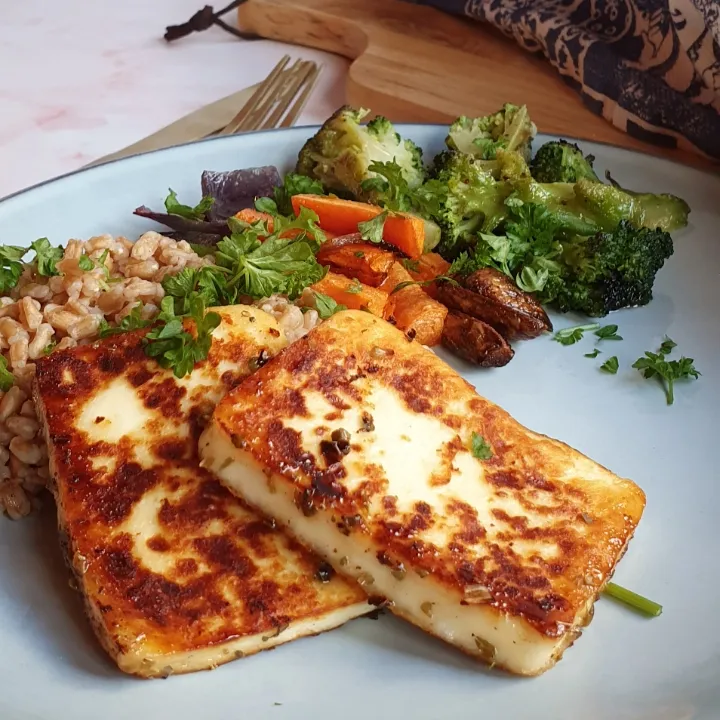 Honning- og oreganostegt halloumi med perlespelt og ovnbagte grøntsager