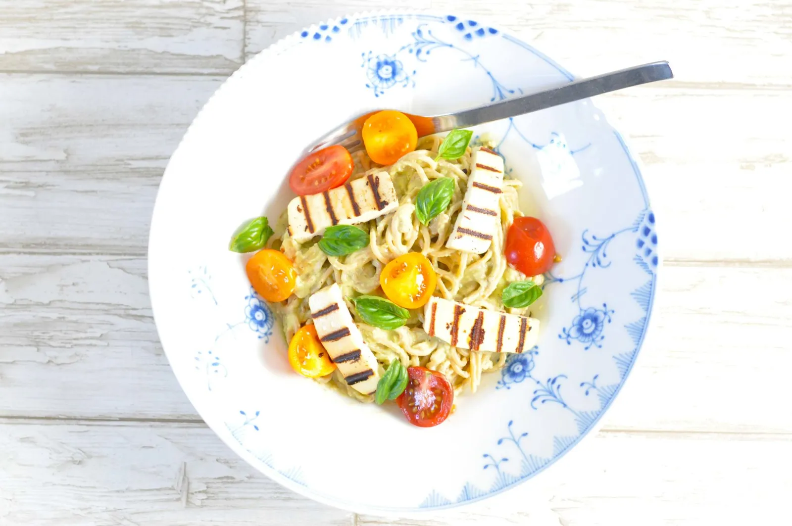 Cremet pasta med avocado og grillost