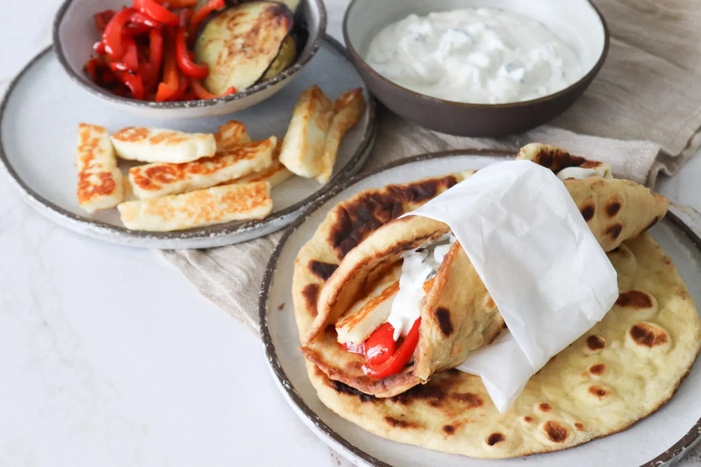 Naan med stegt halloumi, grøntsager og raita