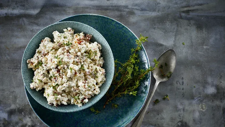 Hytteost med salatost, soltørrede tomater og oliven