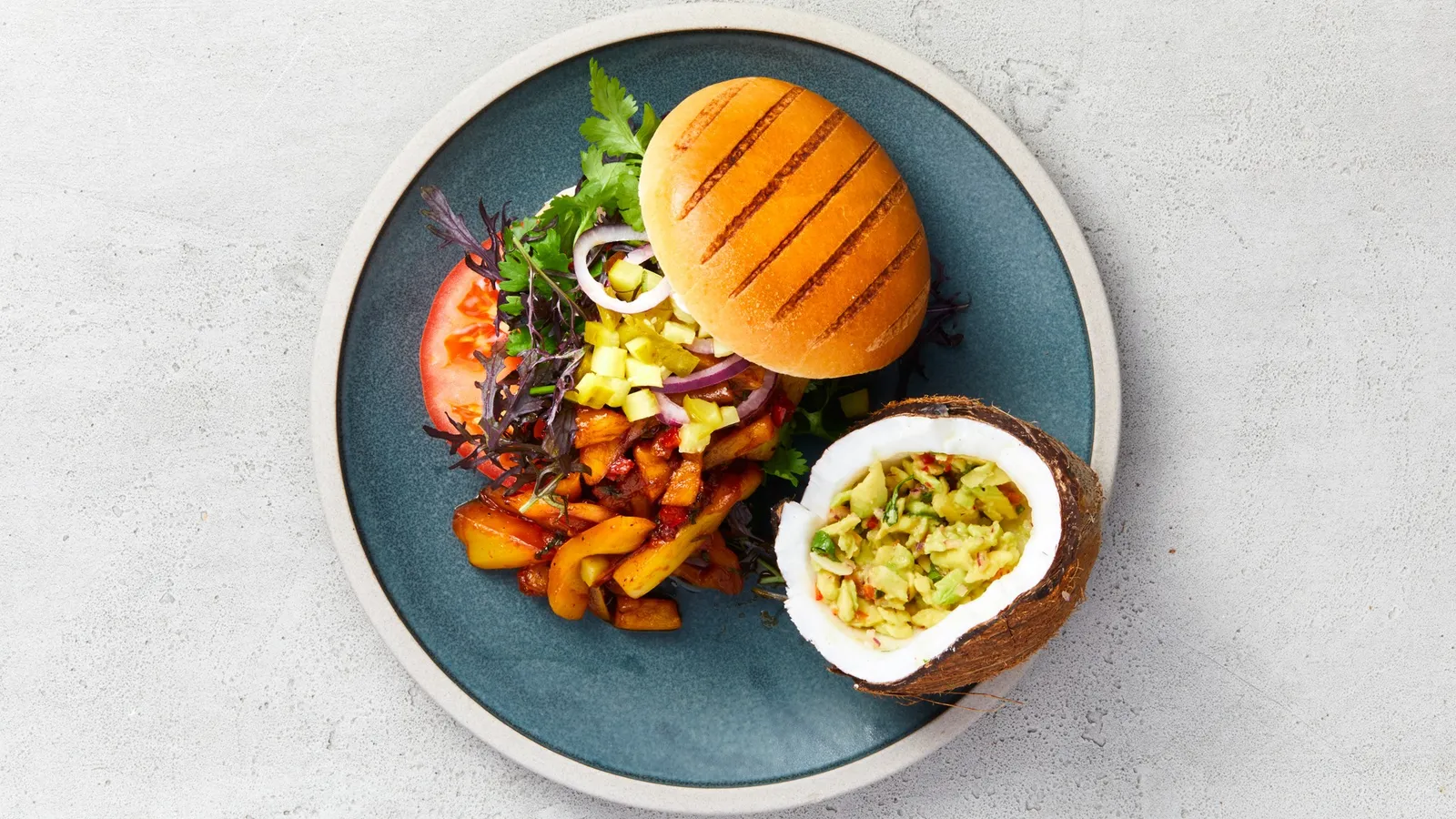 Vegetarburger med jackfruit, BBQ og kokossalsa