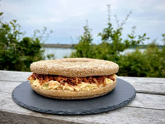 Kæmpe burger med pulled jackfruit