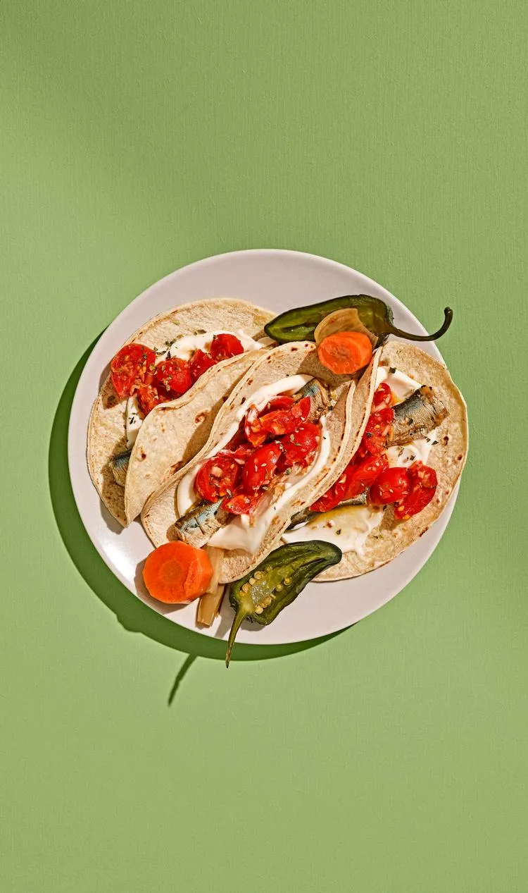 Tacos med dåsefisk, tomatsalsa og syltede jalapenos