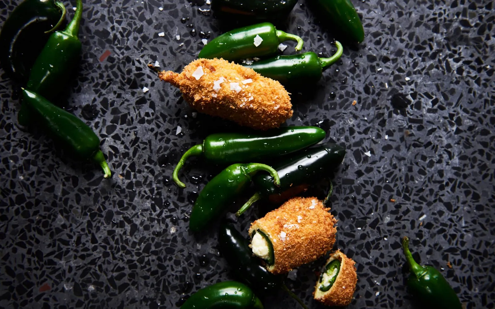 Ostefyldte og friterede jalapeños (hjemmelavede chili cheese tops)