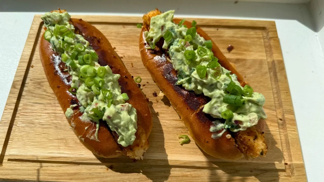Halloumi hotdogs med avocado-pico, jalapeños og chilimayo