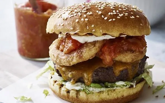 Burger med onionrings, ristet tomat-jalapeño-salsa og cheddar