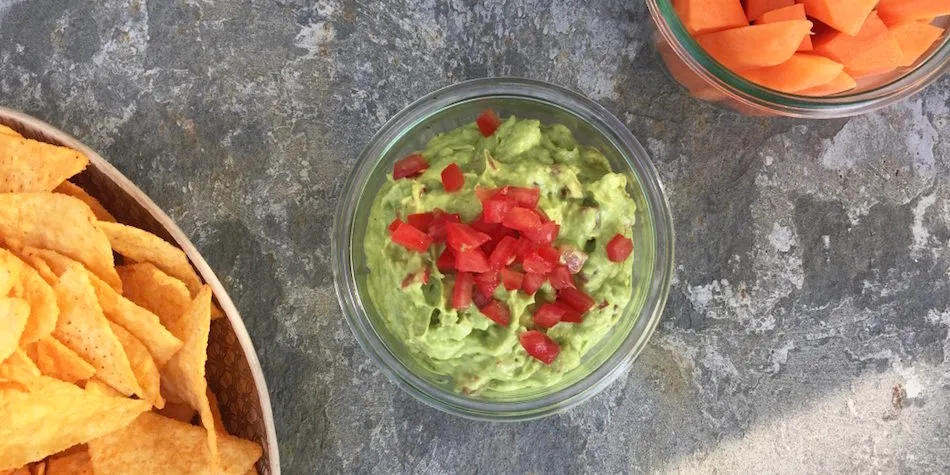Spicy guacamole med jalapenos og tomat
