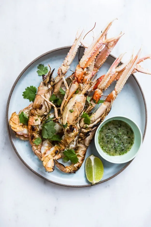 Grillede jomfruhummere med hvidløg, koriander og lime
