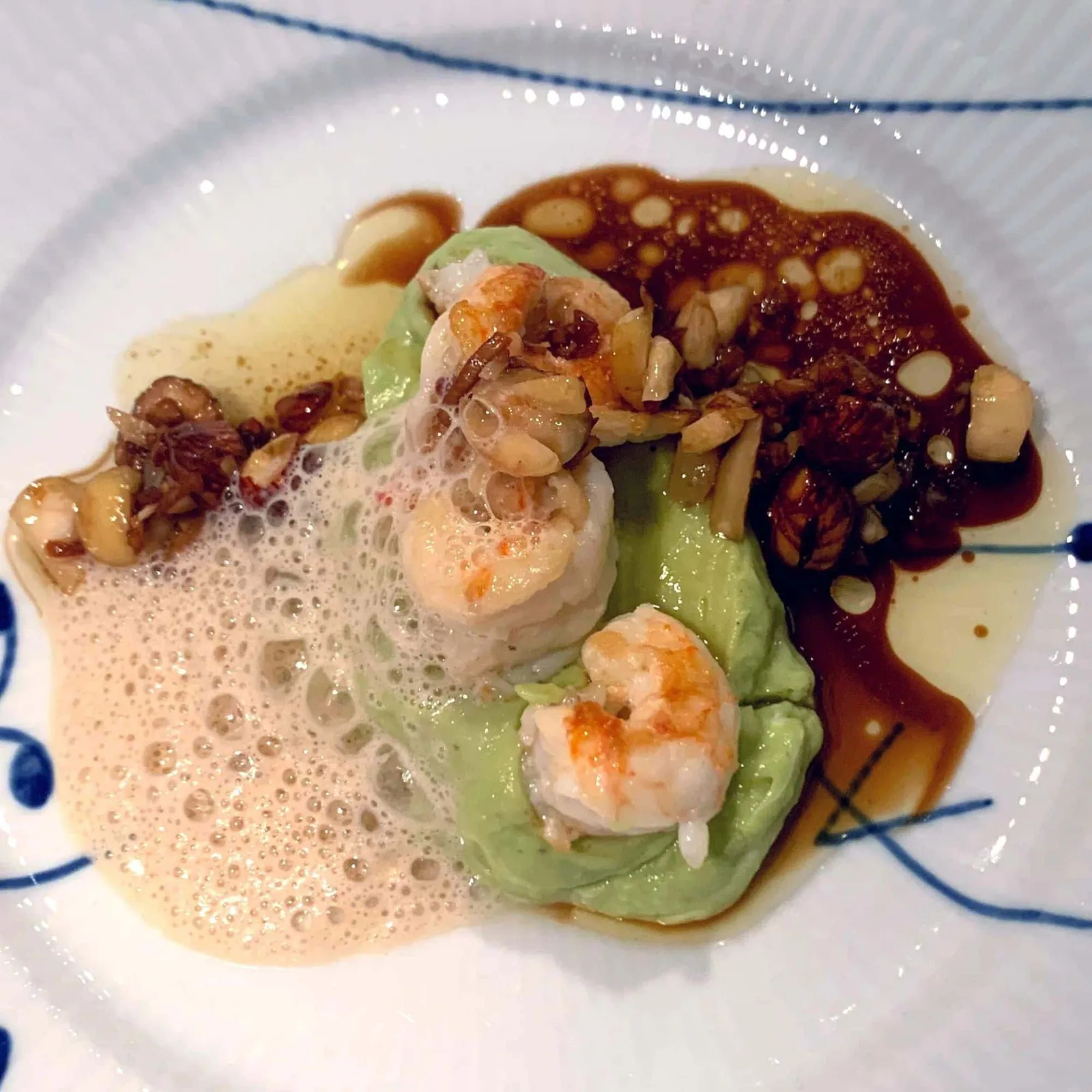 Jomfruhummer med avocadocreme, brunet smørskum og nøddevinaigrette
