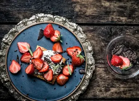 Sprød butterdej med jordbær og creme fraiche