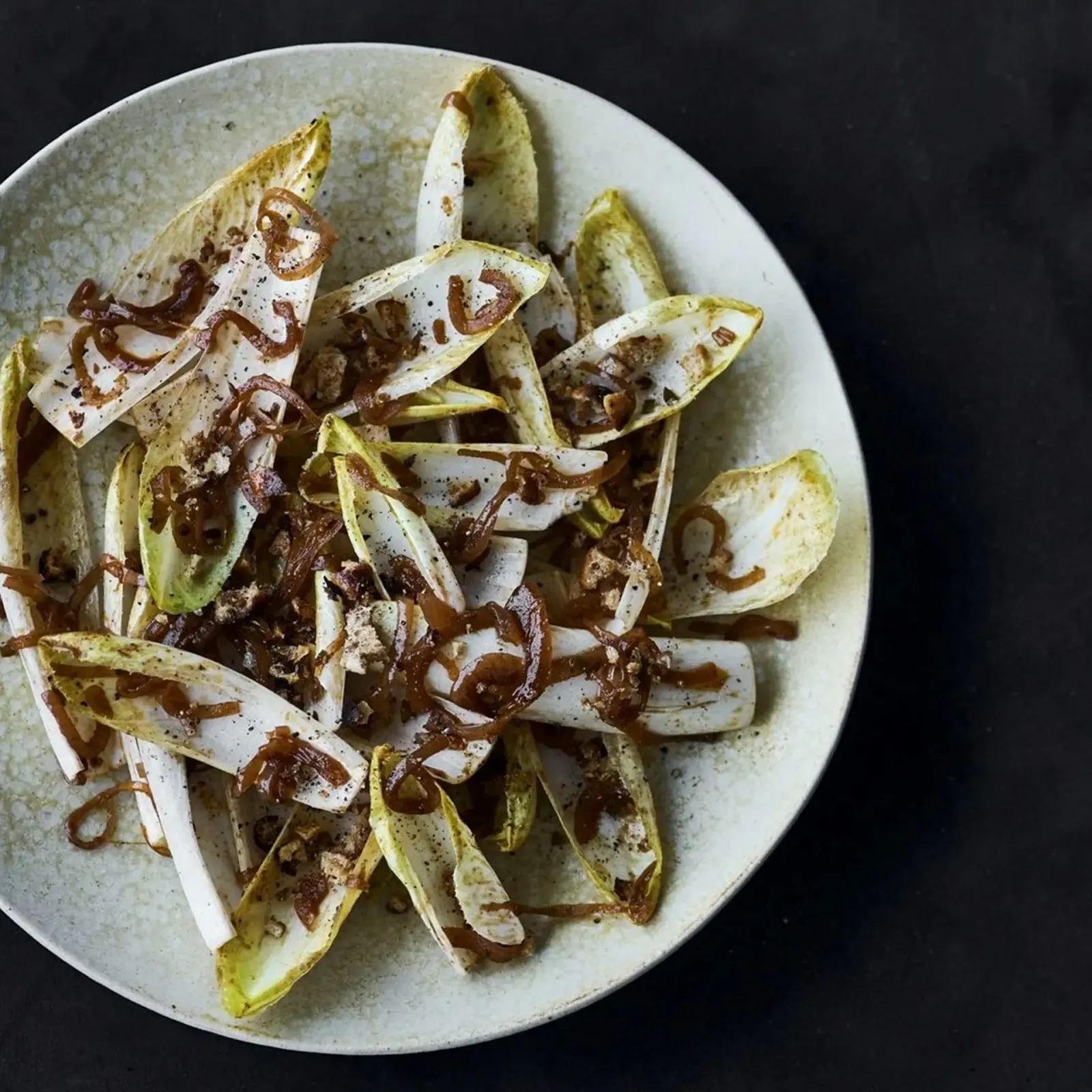 Julesalat med stegte, krydrede løg og croutoner