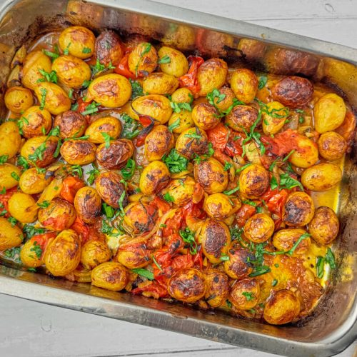 Små ovnbagte kartofler med tomater og hvidløg