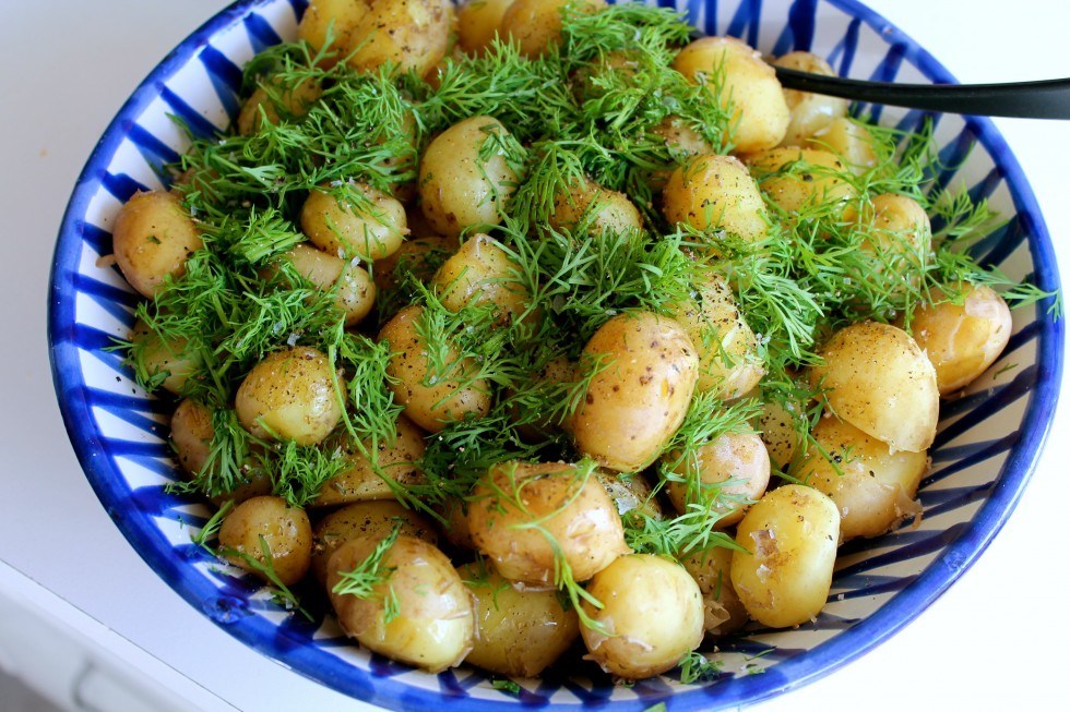 Nye kartofler med olivenolie og dild