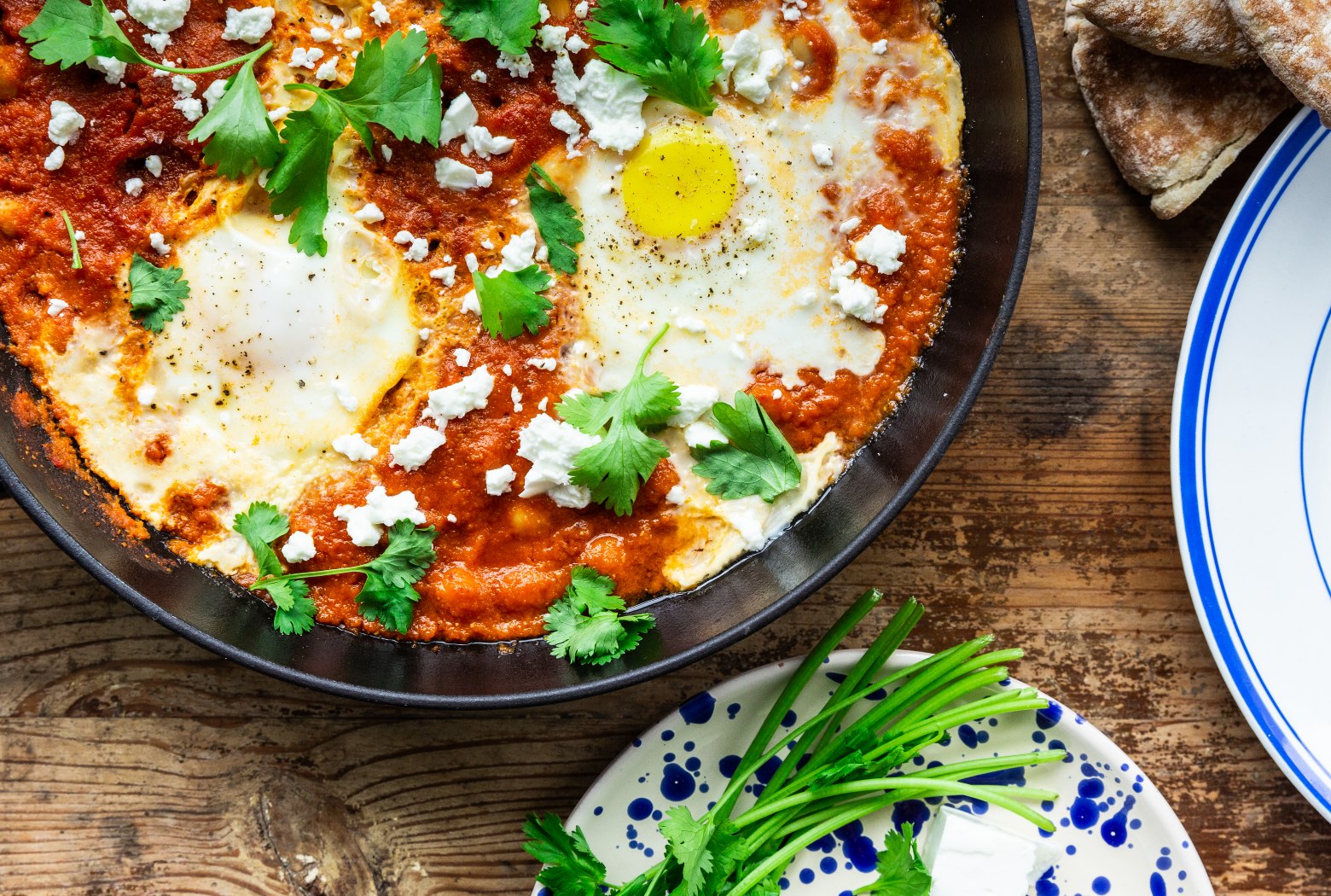 Shakshuka med kikærter, æg og feta