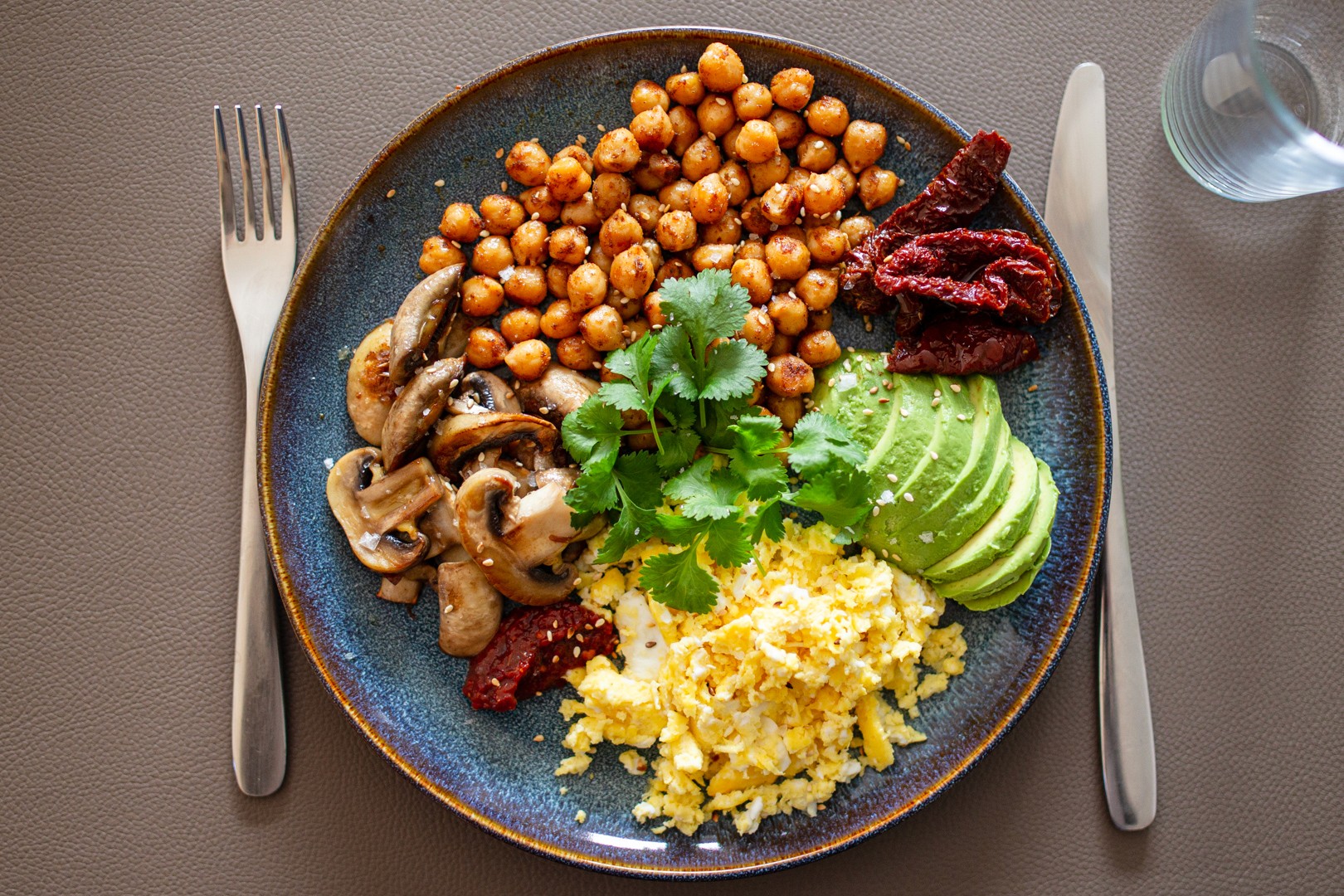 Brunch med krydrede kikærter, avocado, grillede svampe og scrambled eggs