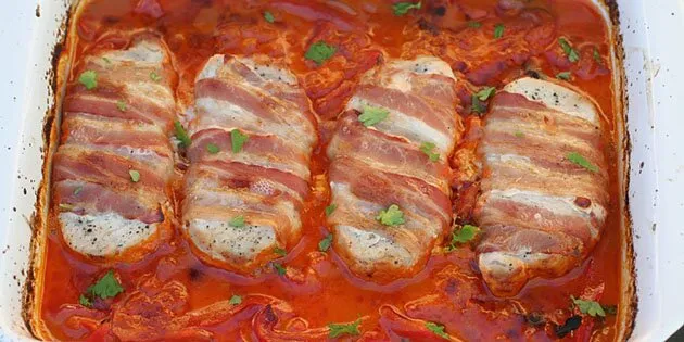 Luksus koteletter i fad med bacon, fløde og paprika