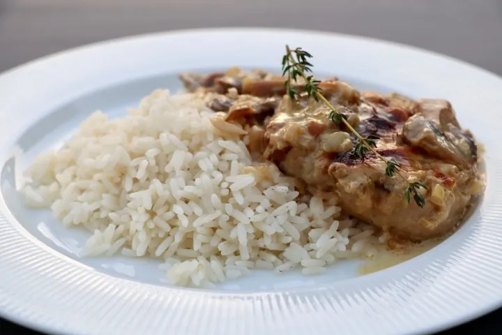 Koteletter i fad med cremet flødesauce