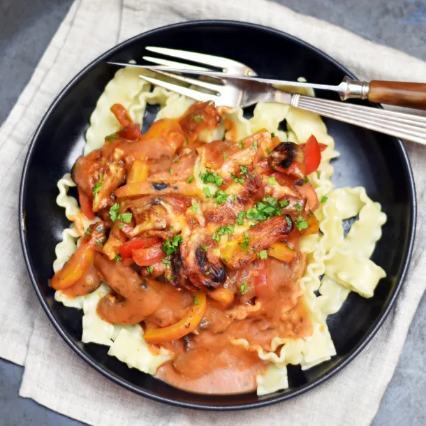 Koteletter i fad med peberfrugt, champignon og tomat-flødesovs