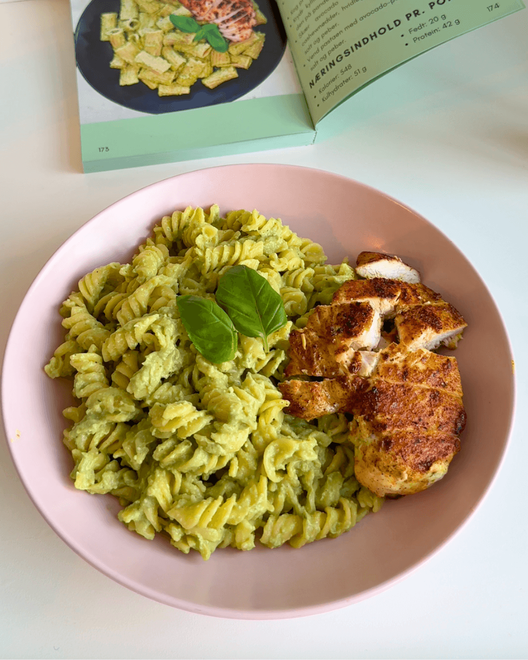 Krydret kylling med avo-pesto
