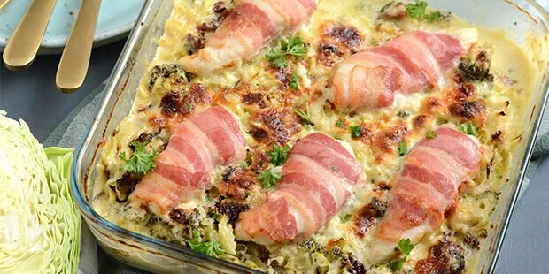 Kylling med bacon, broccoli og ostesovs i fad