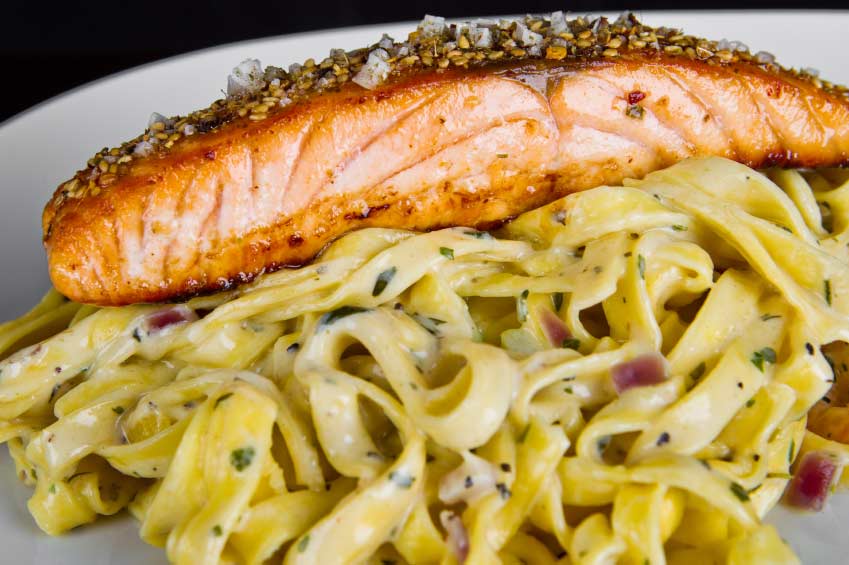 Pasta med spinatsauce og laks