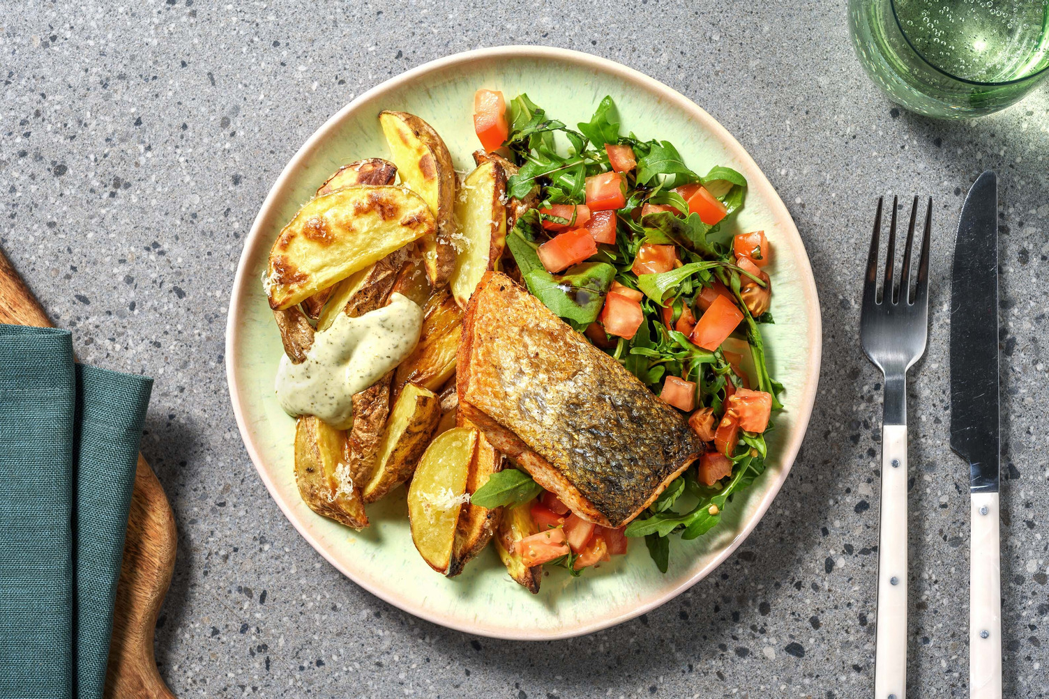 Balsamicoglaseret laks med ostebagte kartofler og frisk tomatsalat