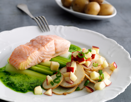 Dampet laks med porrer, persillesky og jordskoksalat