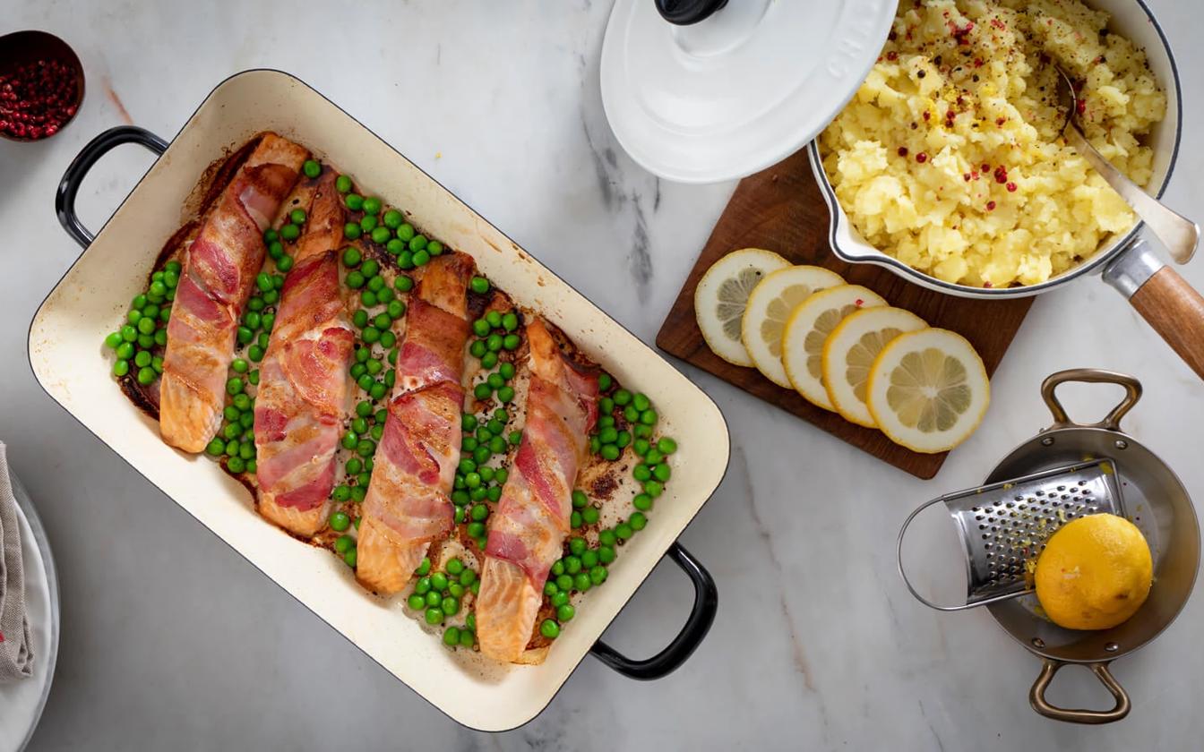 Baconsvøbt laks med kartoffelmos og citron