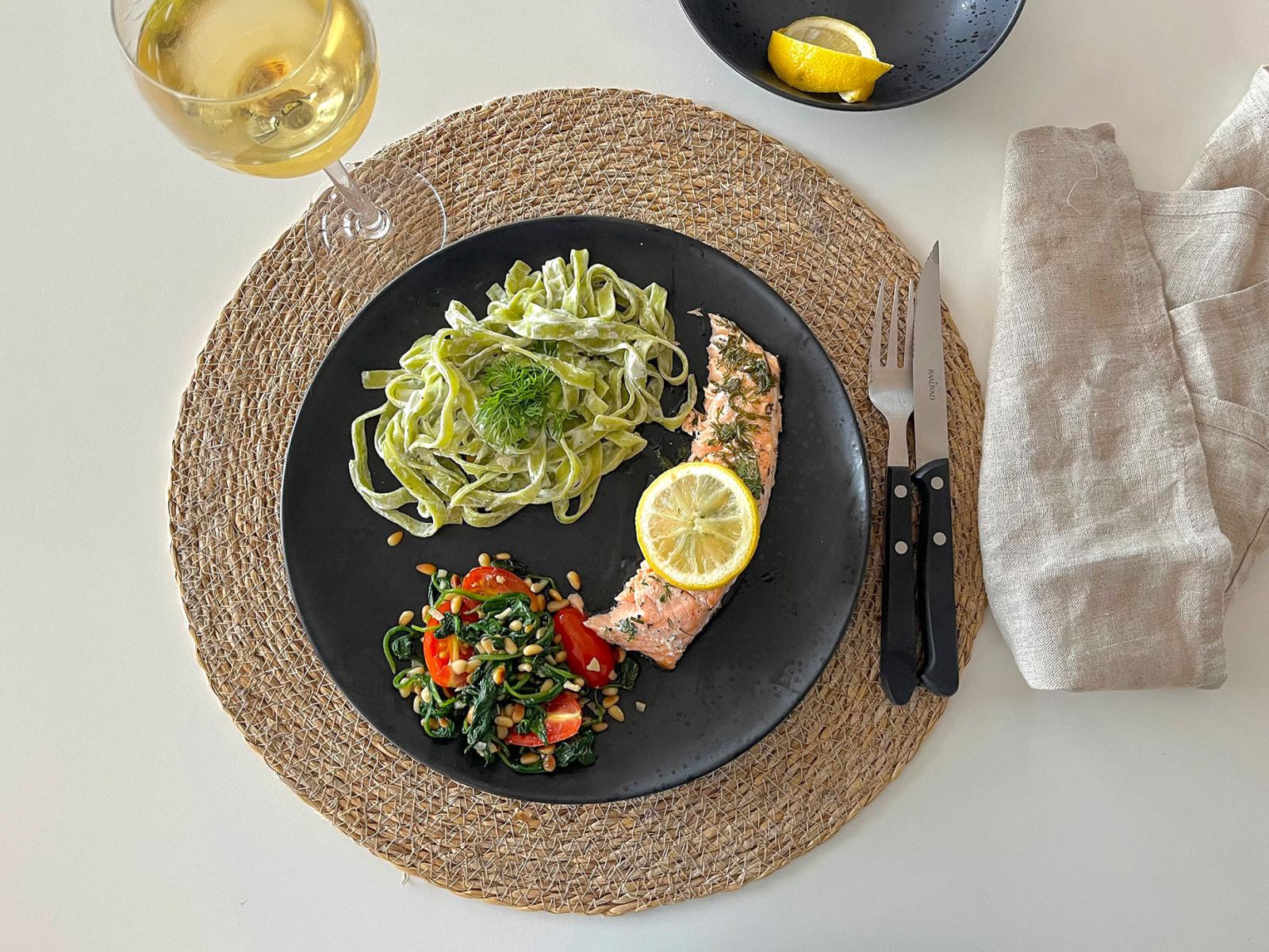 Grillet laks med pasta og spinatsalat