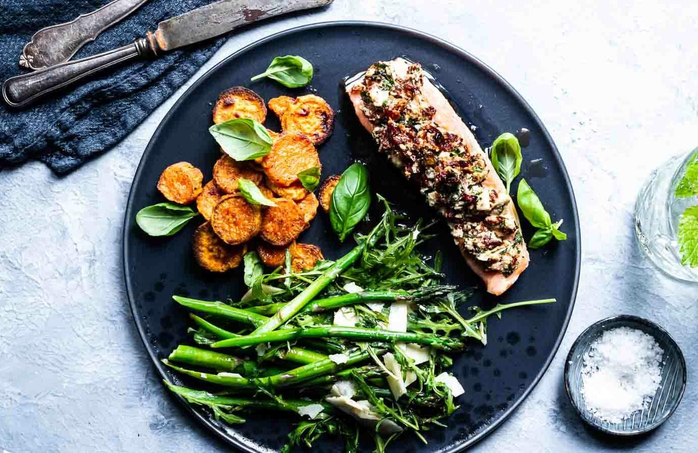 Laks i ovn med feta og soltørrede tomater