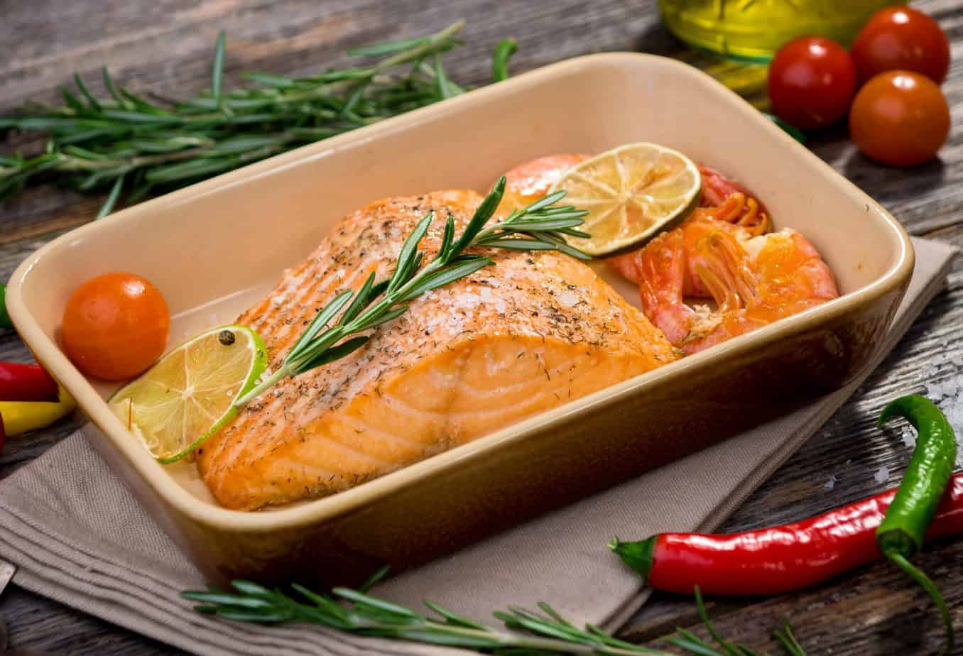 Ovnbagt laks med citron og rosmarin