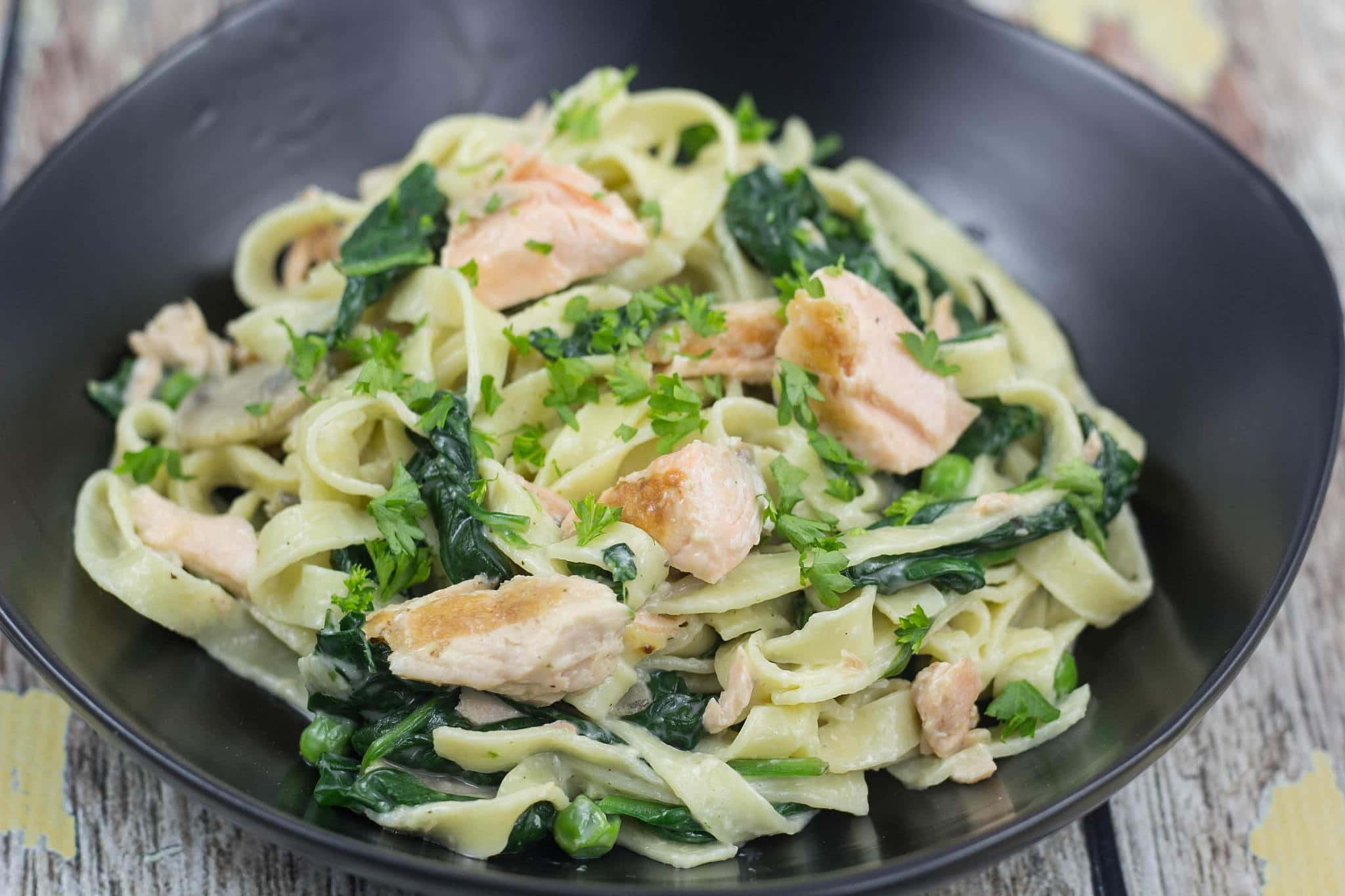 Pasta med laks og spinat
