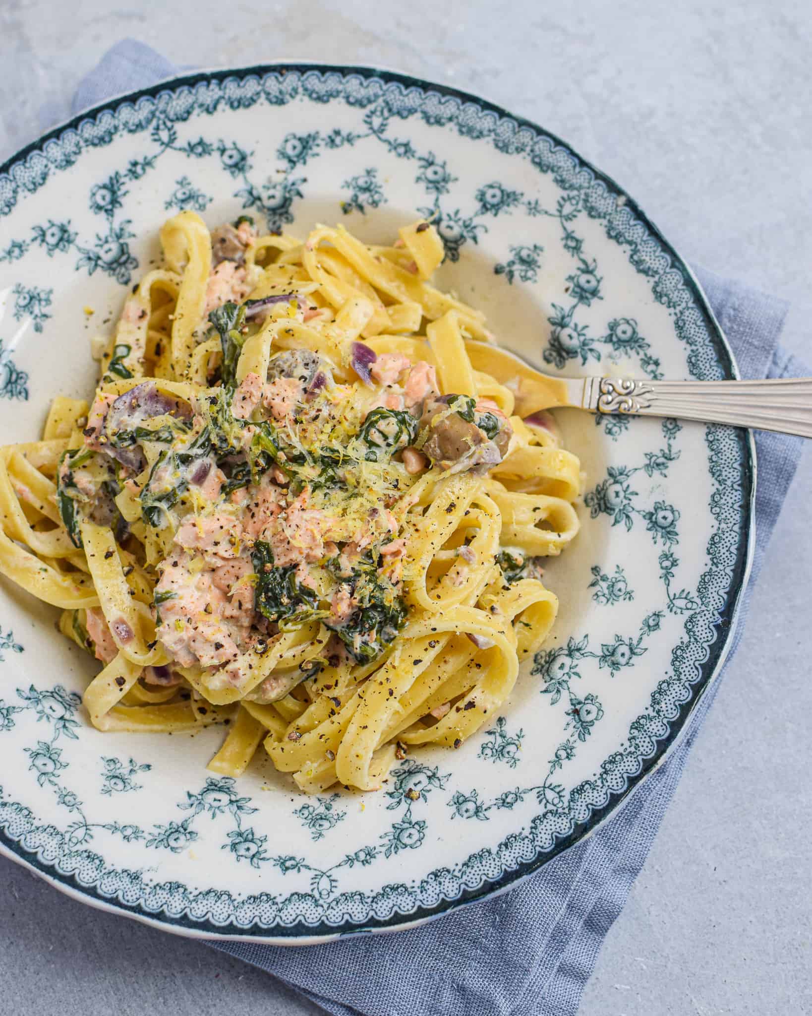 Nem og cremet pasta med laks
