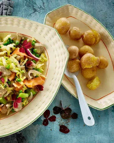Lam i citronsauce med ærter, løg og romainesalat