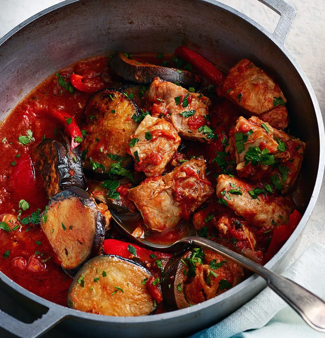 Lam med aubergine og rød peber