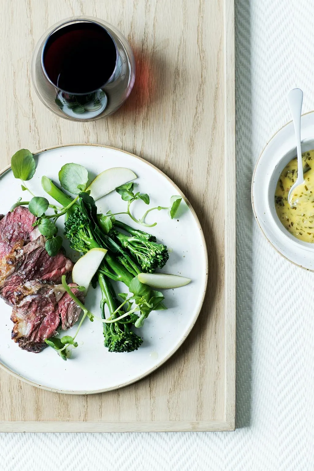 Lam med løvstikkebearnaise og broccoliasparges