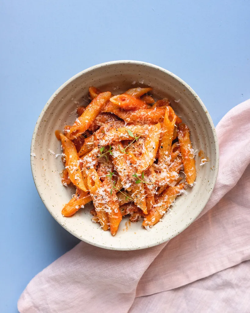 Pasta i tomatsovs med røde linser