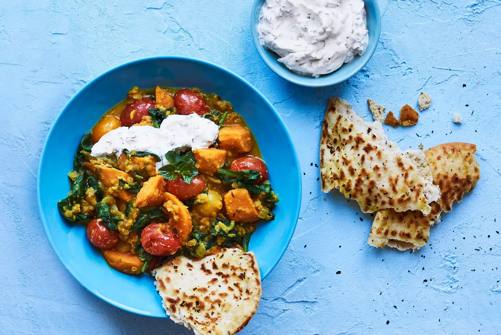 Indisk dahl med røde linser, grøntsager og søde kartofler