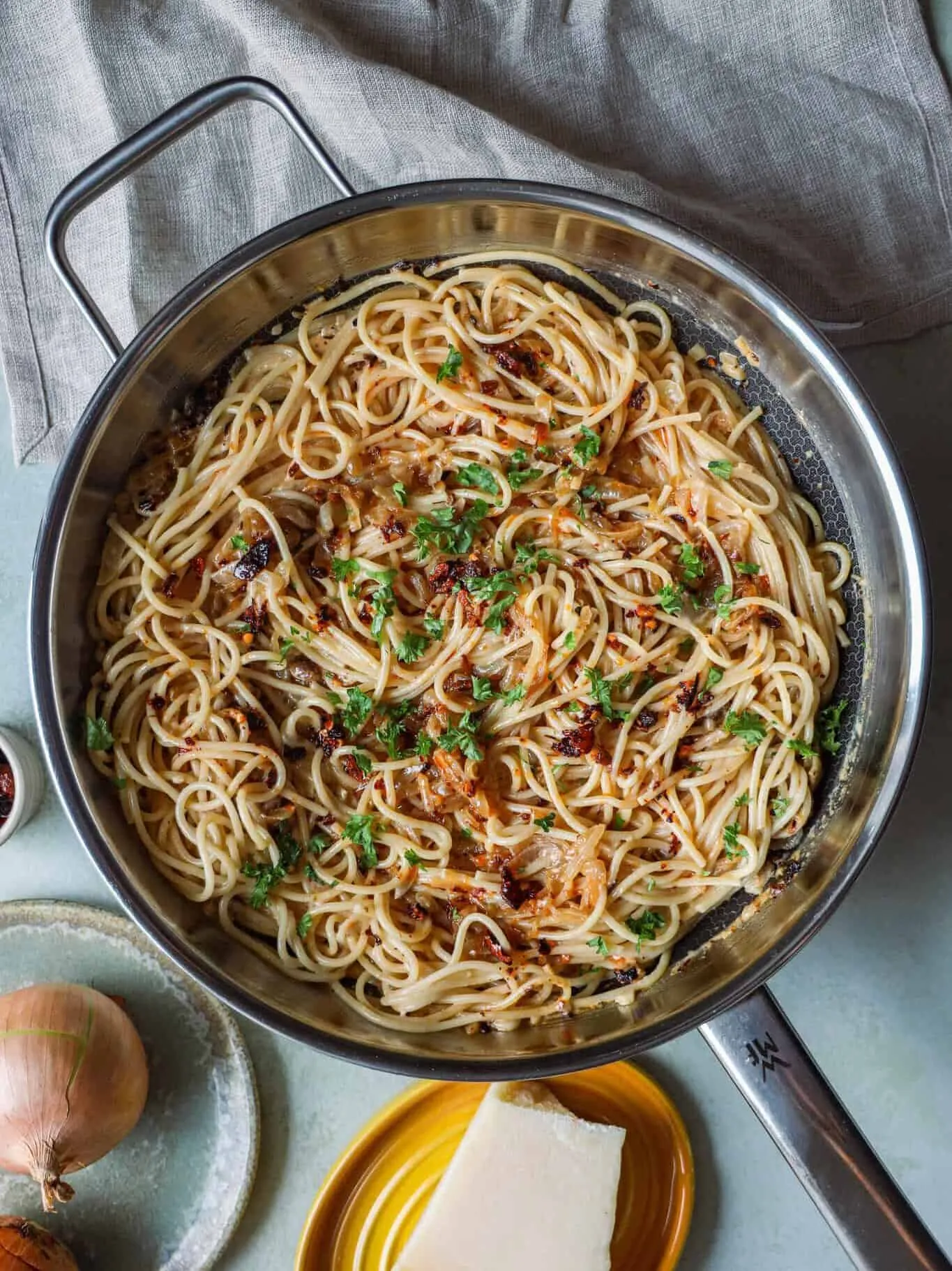 Spaghetti med karamelliserede løg
