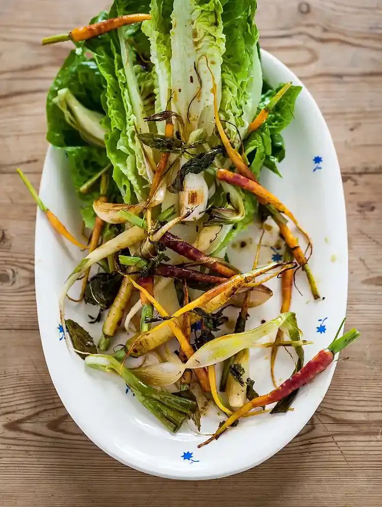 Bagte gulerødder og løg med mynte og romainesalat