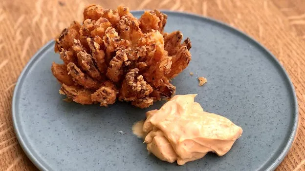Helstegte løg med chilimayonnaise
