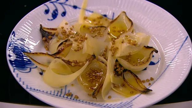 Kogte løg med hyldeblomst vinaigrette og sprød boghvede